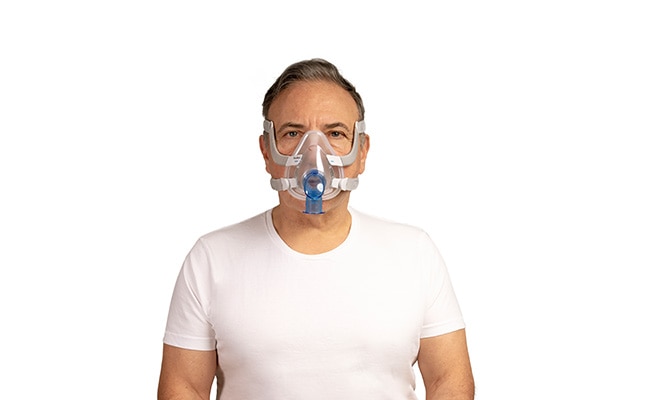 Mann mit einer leckagefreien F20-Maske von ResMed