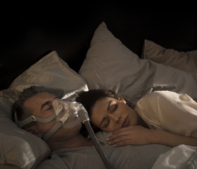 patient portant airfit f20 cpap masque avec sa femme endormie