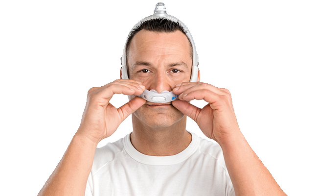 Mann legt seine CPAP-Maske an ResMed Nasenloch