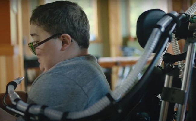 Kind mit neuromuskuläre-Erkrankung-Rollstuhl