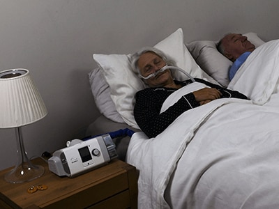 COPD-Patientin, die zu Hause mit Lumis HFT behandelt wird