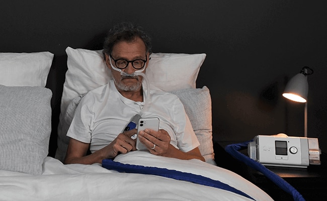 Schwerer COPD-Patient zu Hause mit lumis HFT von ResMed behandelt